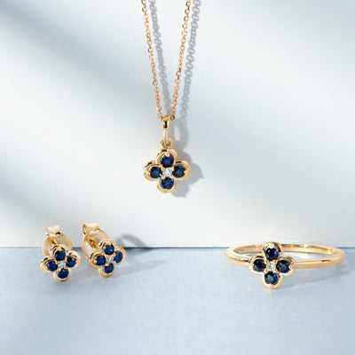 ต่างหูทองคำ 9K ประดับไพลิน (Blue Sapphire) และเพชร (Diamond) ทรงดอกไม้ล้อมสไตล์คลาสสิก