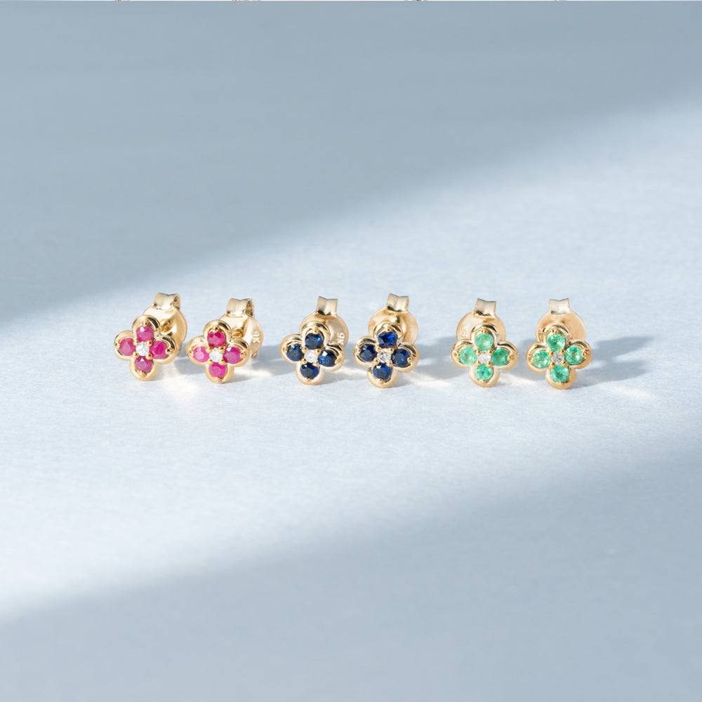 ต่างหูทองคำ 9K ประดับมรกต (Emerald) และเพชร (Diamond) ทรงดอกไม้ล้อมสไตล์คลาสสิก